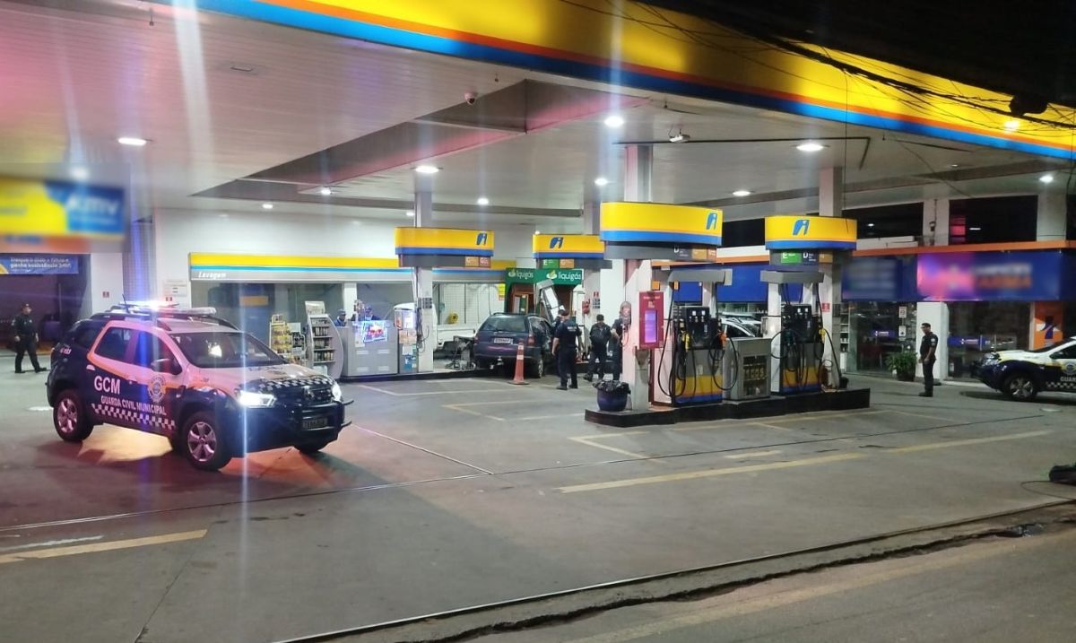 Cotia: motorista bêbado invade posto e derruba 2 bombas de combustível