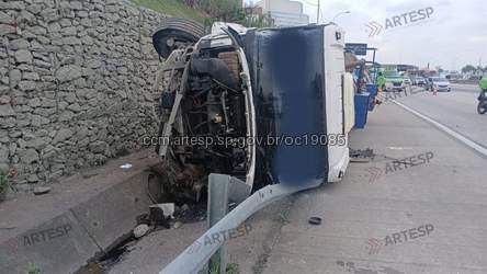 Barueri: tombamento de duas carretas trava a Castello Branco