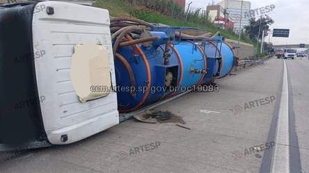 Barueri: tombamento de duas carretas trava a Castello Branco