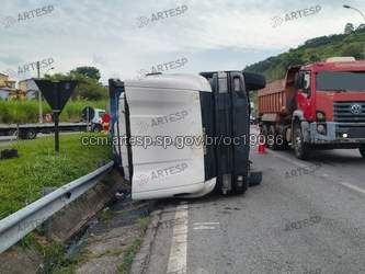 Barueri: tombamento de duas carretas trava a Castello Branco
