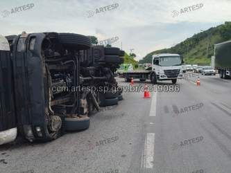 Barueri: tombamento de duas carretas trava a Castello Branco