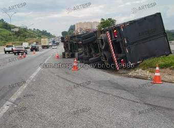 Barueri: tombamento de duas carretas trava a Castello Branco