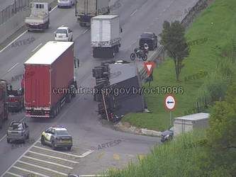 Barueri: tombamento de duas carretas trava a Castello Branco