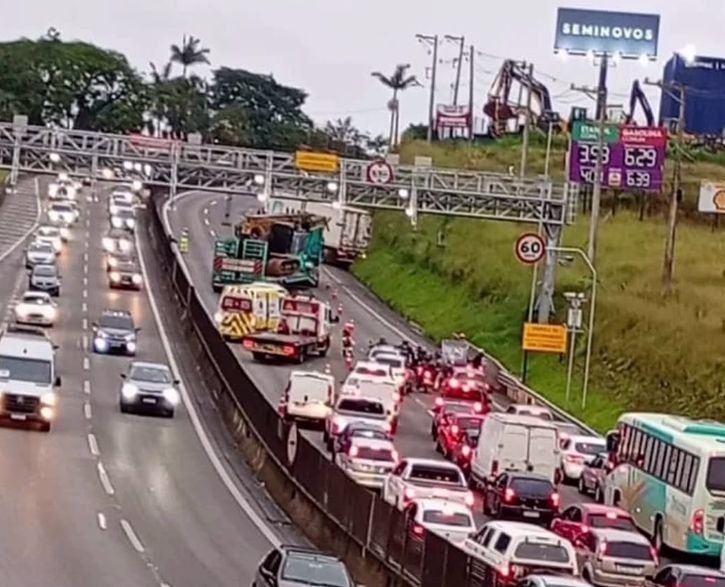 Cotia: Raposo Tavares registra trânsito após carreta ter pane