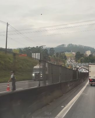 Cotia: Raposo Tavares registra trânsito após carreta ter pane