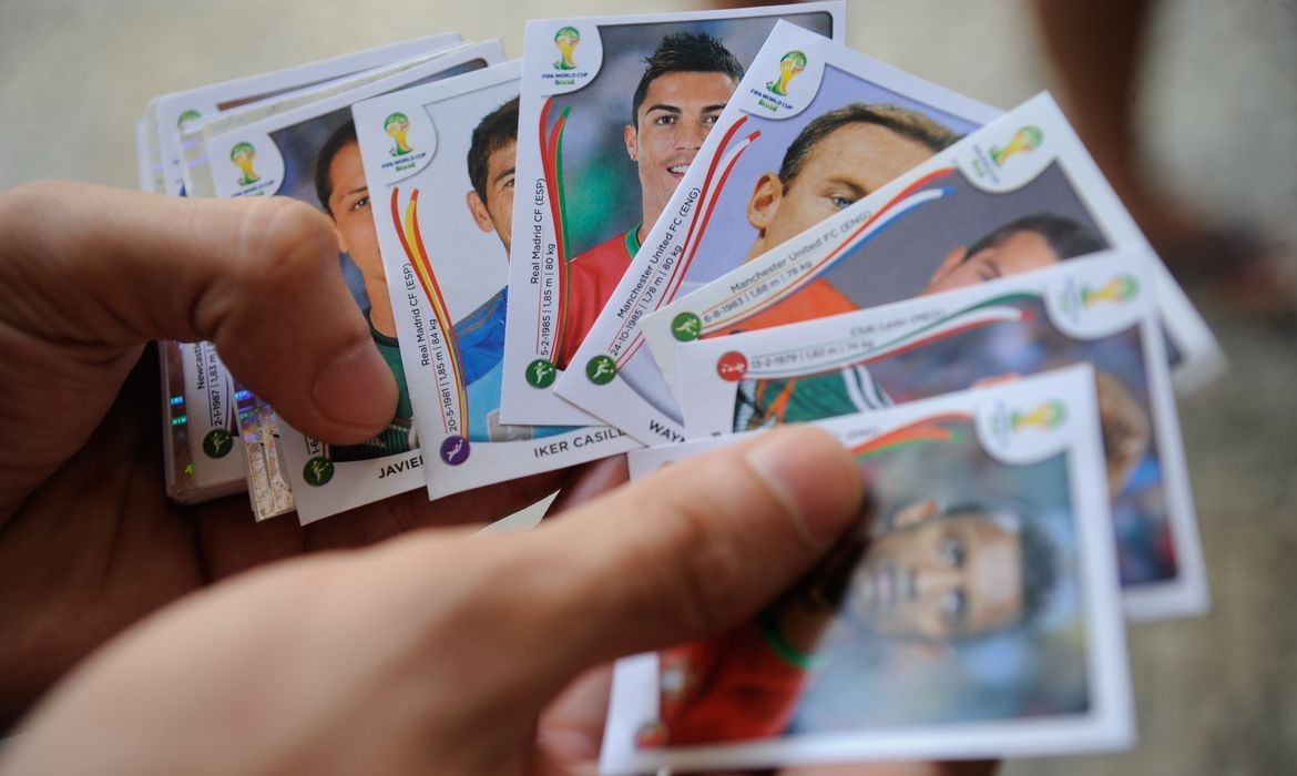 Metrô de São Paulo distribui álbuns e figurinhas da Copa do Mundo gratuitamente
