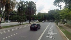 SP: Homem é esfaqueado dentro de carro de luxo no Butantã