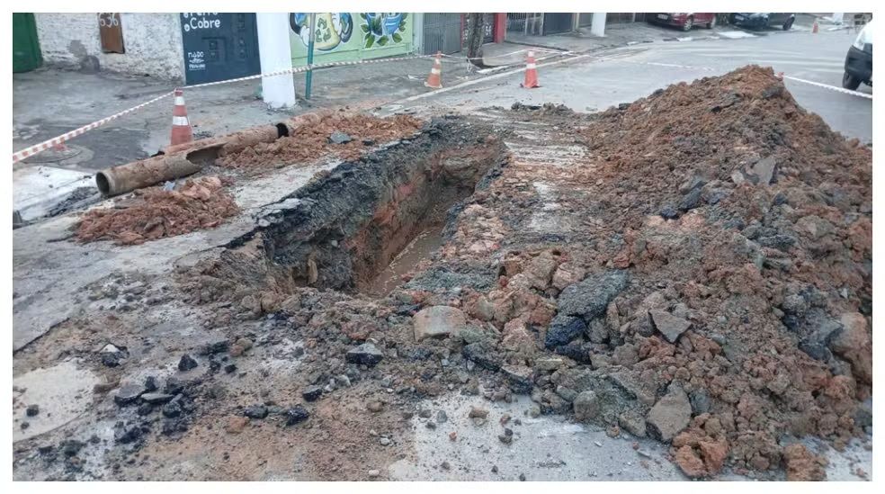 Osasco: vazamentos em adutoras causam alagamentos e falta de água em 3 bairros