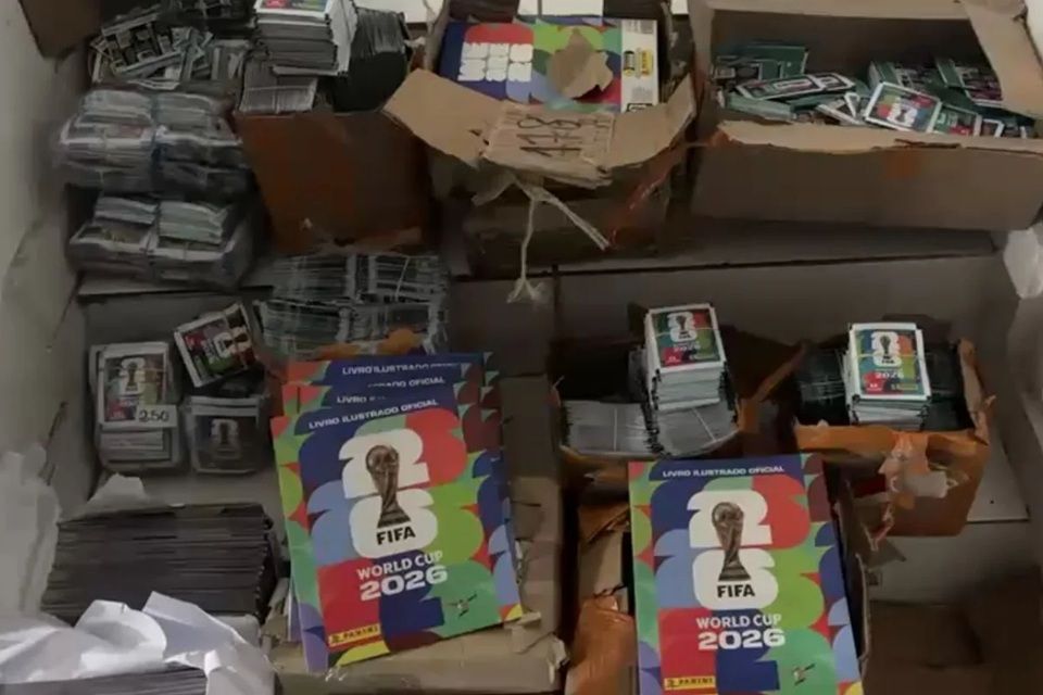 Copa do Mundo: Polícia apreende 50 mil figurinhas falsas em operação