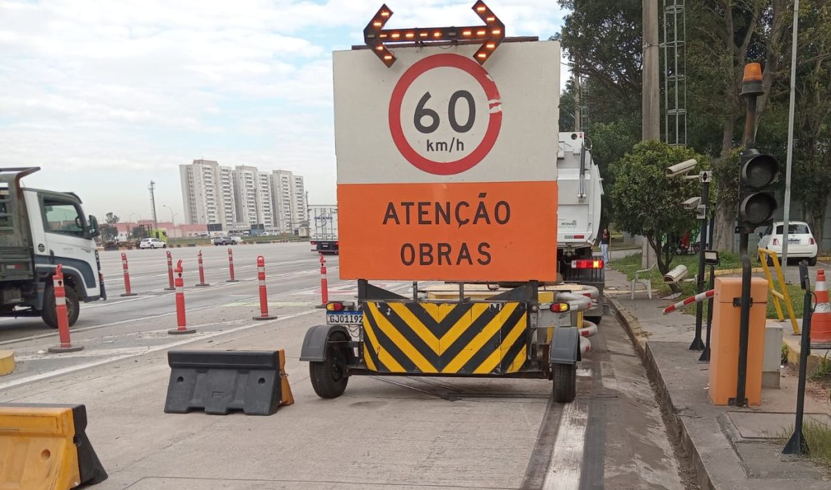 Trabalhadores executando obras nas rodovias Castello Branco, Raposo Tavares e SP-029