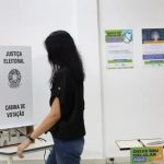 Mulher votando em cabine durante eleições