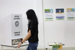 Mulher votando em cabine durante eleições