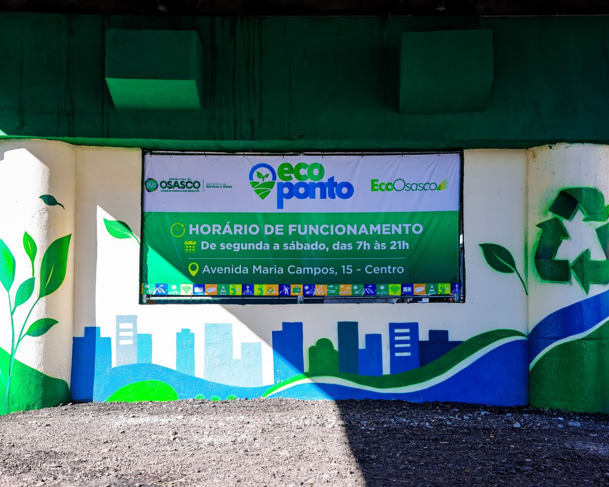Faixa com horário de funcionamento do EcoOsasco, ecoponto na Avenida Maria Campos, Centro, para descarte de resíduos em Osasco.