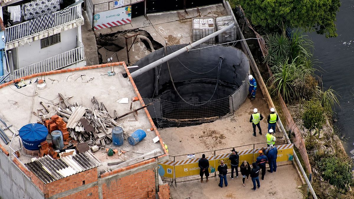 Obra da Sabesp abre cratera em Osasco