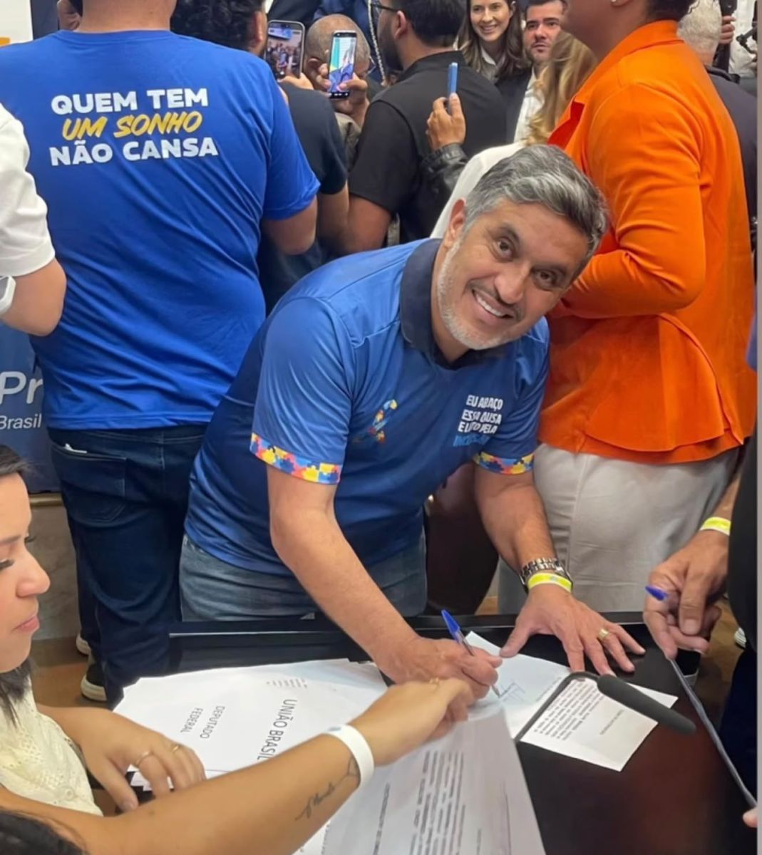 Allan Miranda assina documentos oficializando candidatura a deputado federal