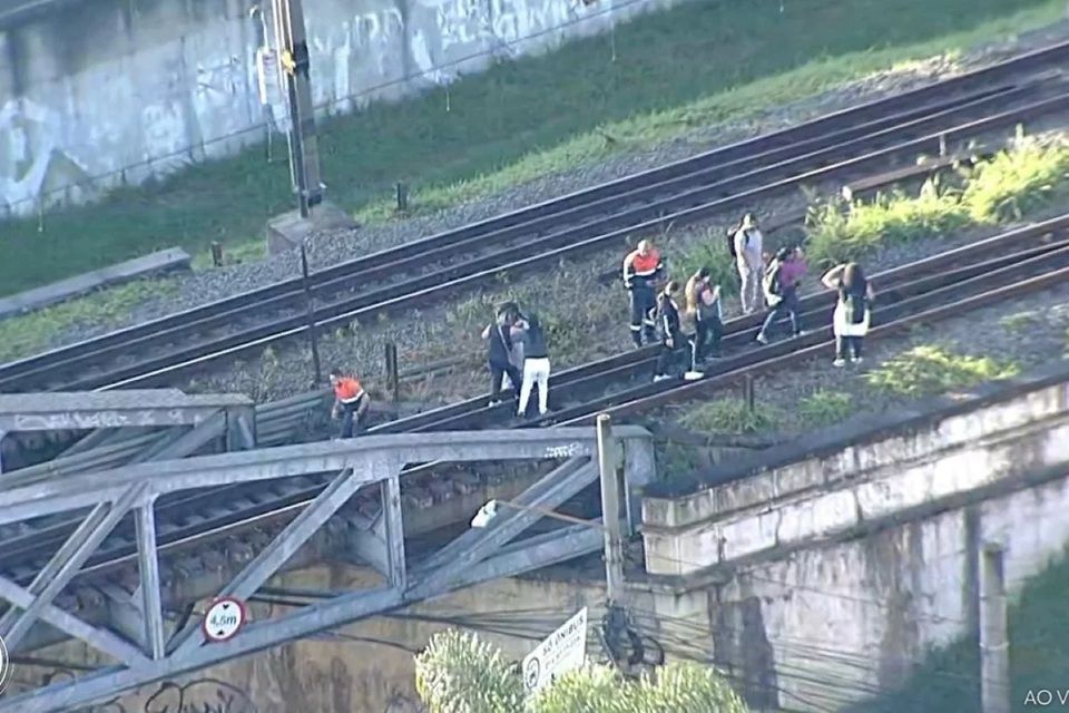 Pessoas andando nos trilhos de trem das Linhas 11, 12 e 13 da CPTM