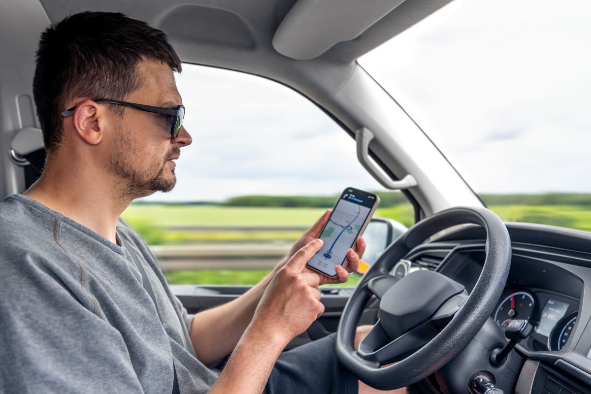 Celular ao volante? Conheça as 3 multas que você pode receber