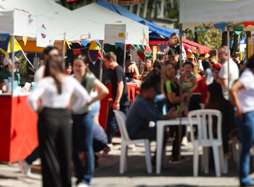 diversas opções gastronômicas na festa julina do centro comercial alphaville 