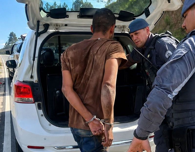 Suspeito de roubo preso em tubulação de esgoto em Itapevi