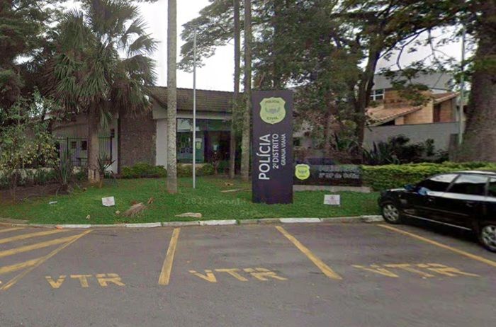 Cotia: homem mascarado quebra vidros de carros em condomínio