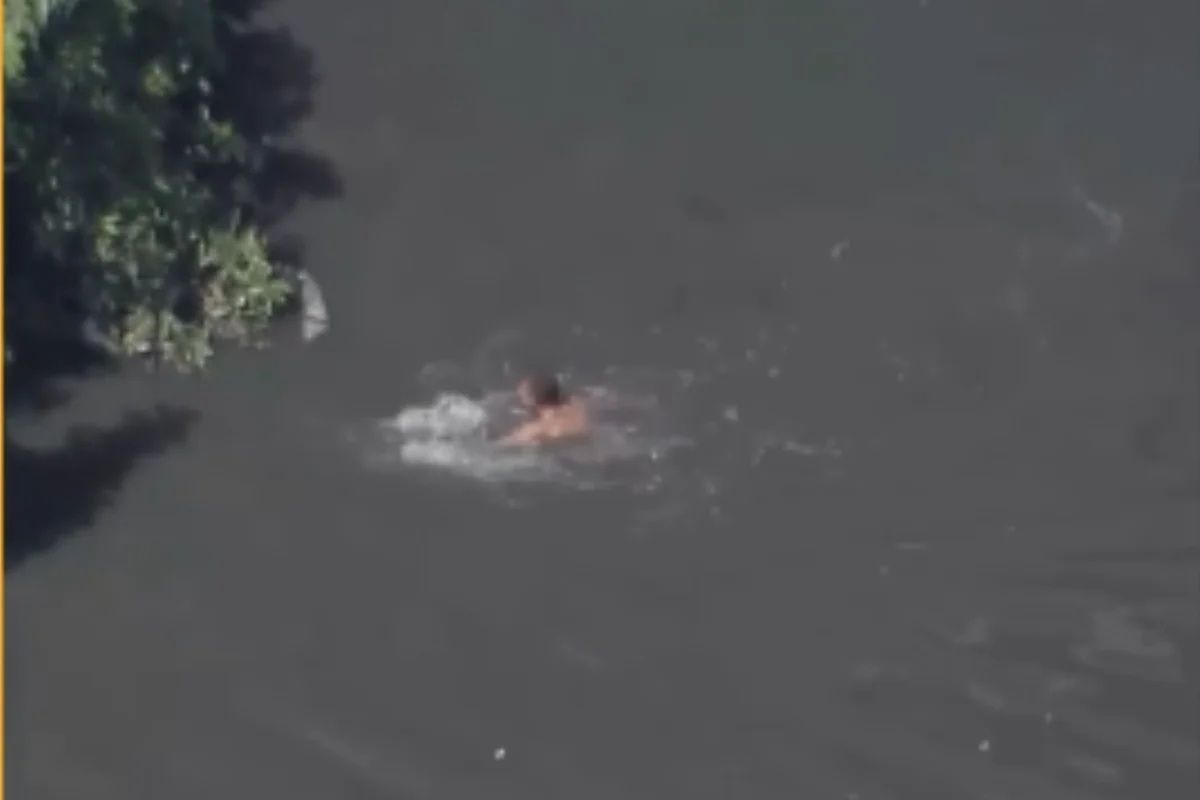 Homem foge da polícia e pula no Rio Tietê em Barueri