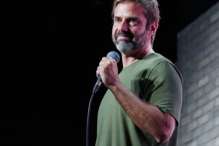 Além do stand-up, Fábio Rabin também atuou em produções para televisão, teatro e cinema