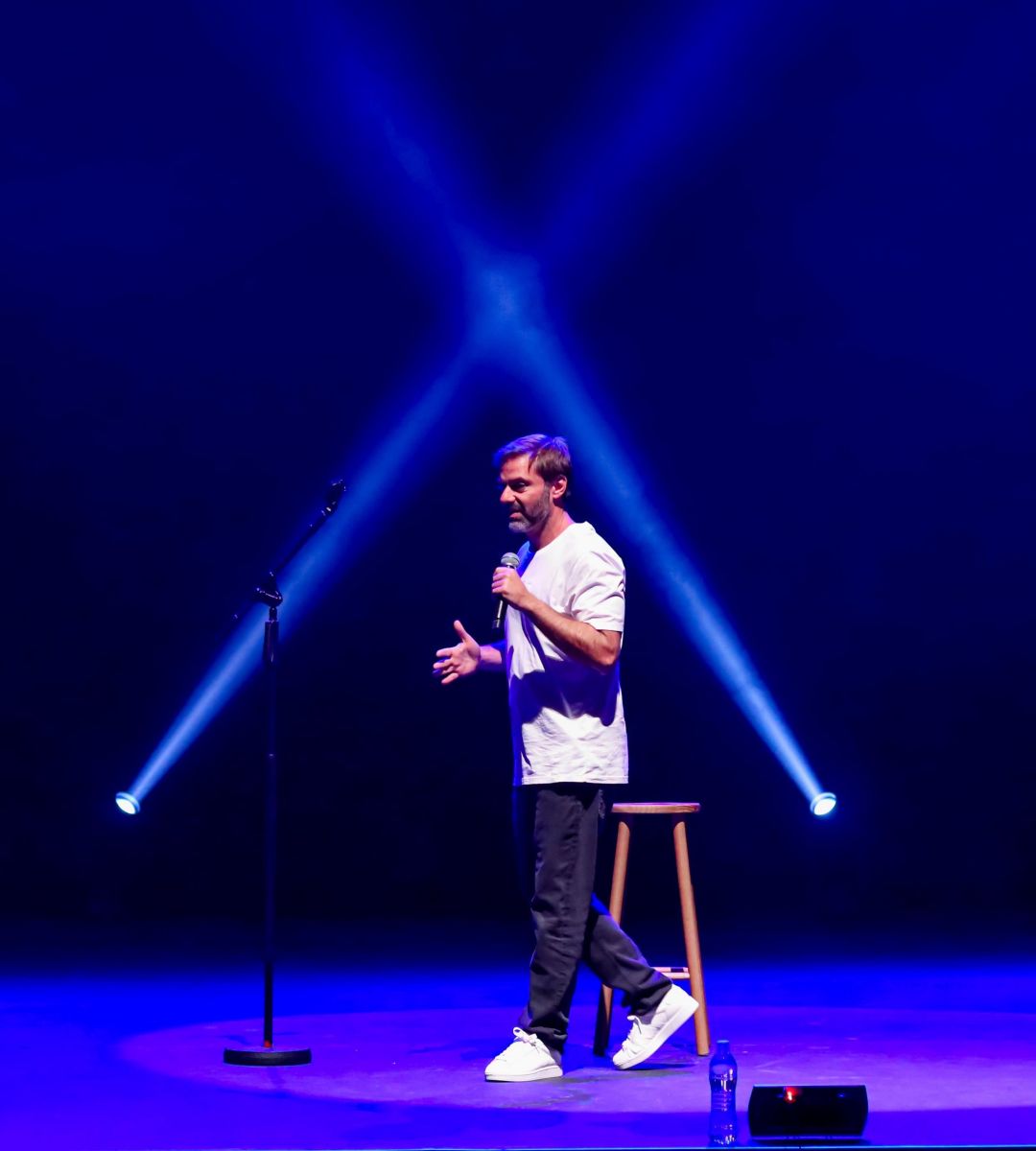 Além do stand-up, Fábio Rabin também atuou em produções para televisão, teatro e cinema