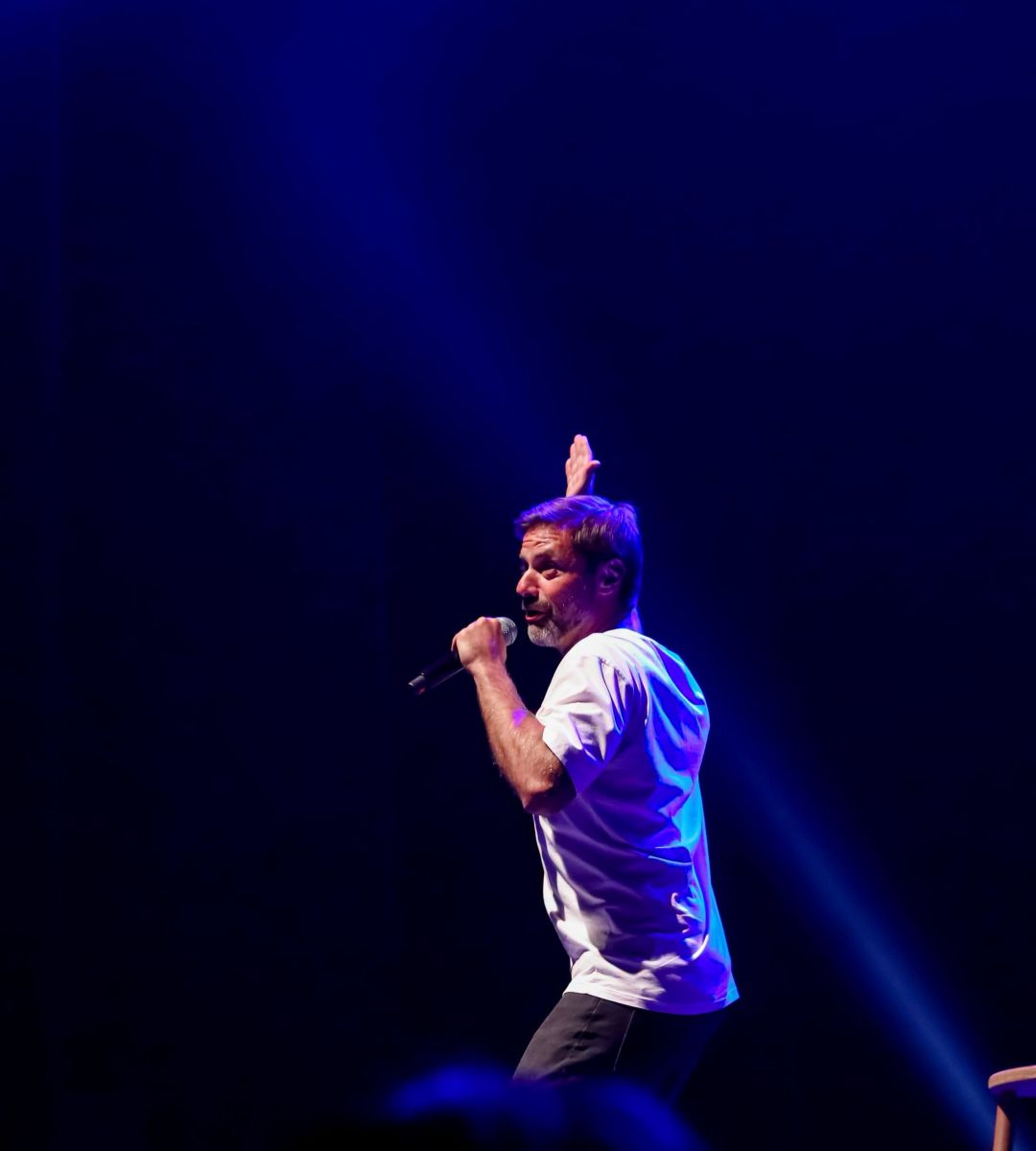 Além do stand-up, Fábio Rabin também atuou em produções para televisão, teatro e cinema