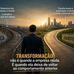 Executivo diante de dois caminhos simbolizando a diferença entre mudança e transformação empresarial sustentável.