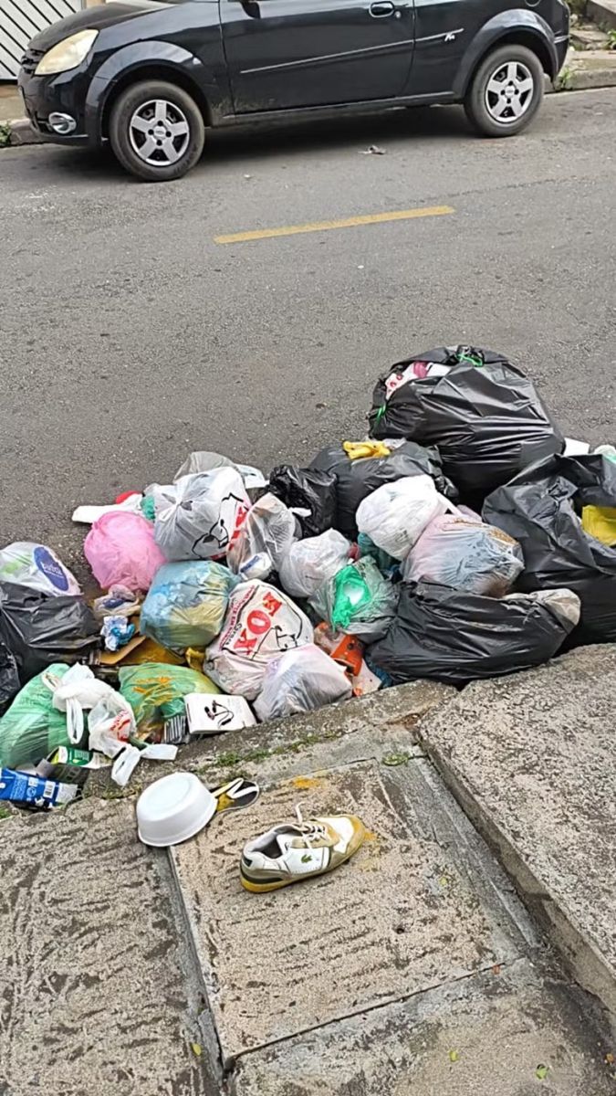 Moradores reclamam de lixo em ruas de Embu das Artes