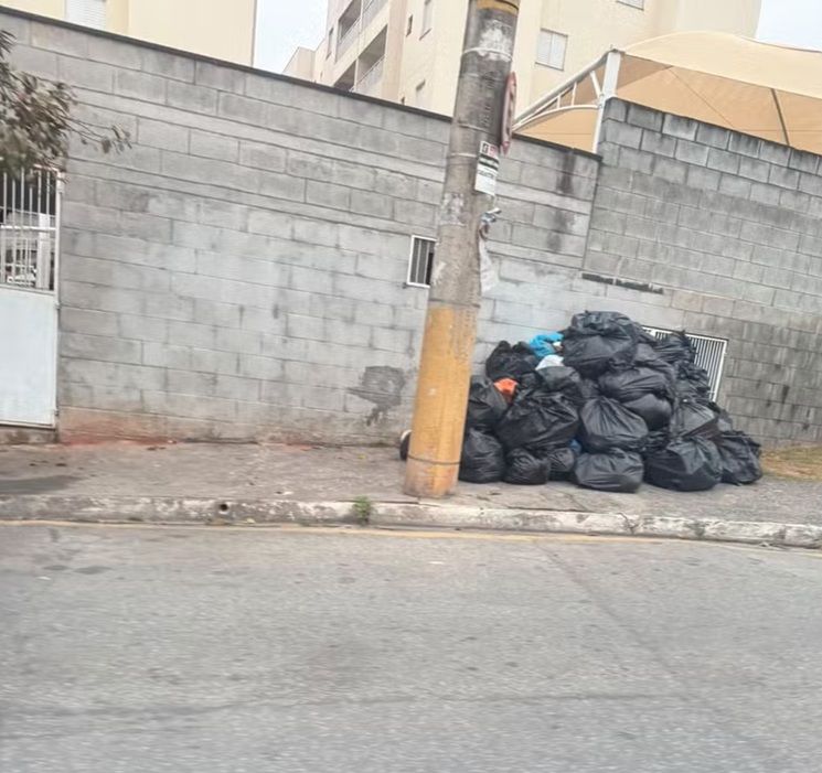 Lixo em ruas de Embu das Artes