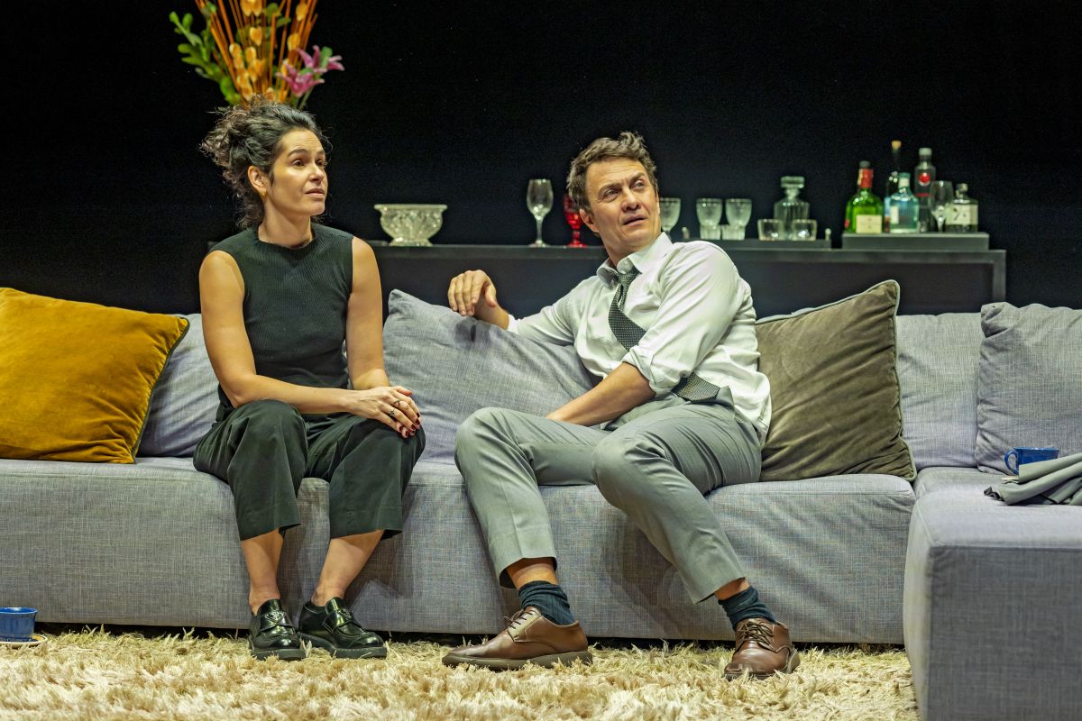 Peça com Gabriel Braga Nunes e Maria Flor será encenada no Teatro Glória Giglio