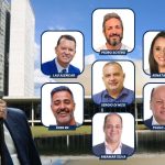 Prefeito de Osasco, Gerson Pessoa, observando os candidatos a deputado federal do seu grupo político