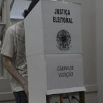 Eleitor votando