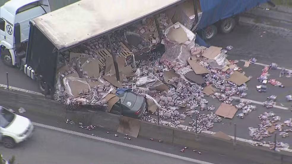 Acidente na Raposo Tavares com carreta de refrigerantes 