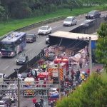 Carreta tomba na Raposo Tavares em Cotia