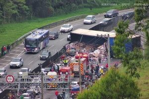 Carreta tomba na Raposo Tavares em Cotia