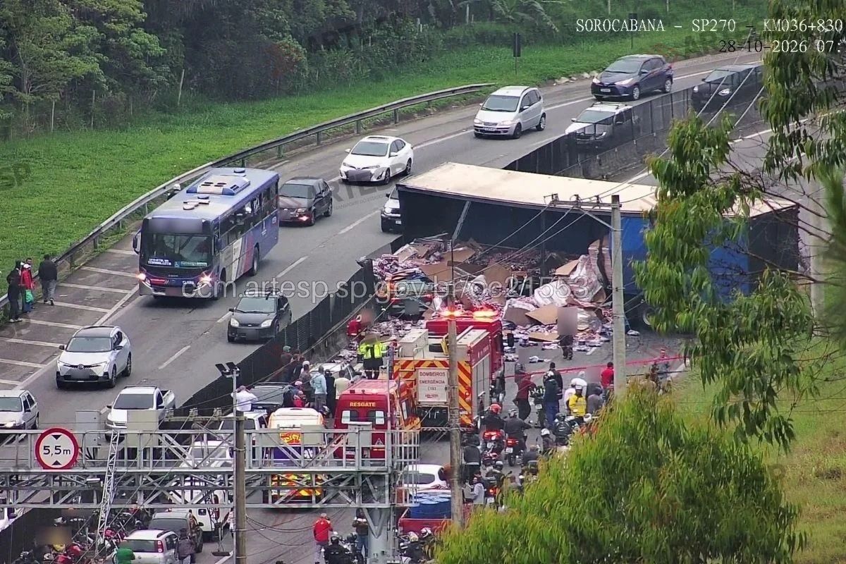 Carreta tomba na Raposo Tavares em Cotia