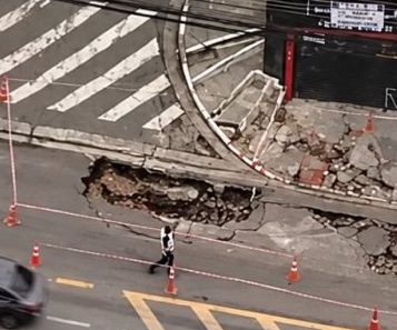 Cratera em rua de Osasco 